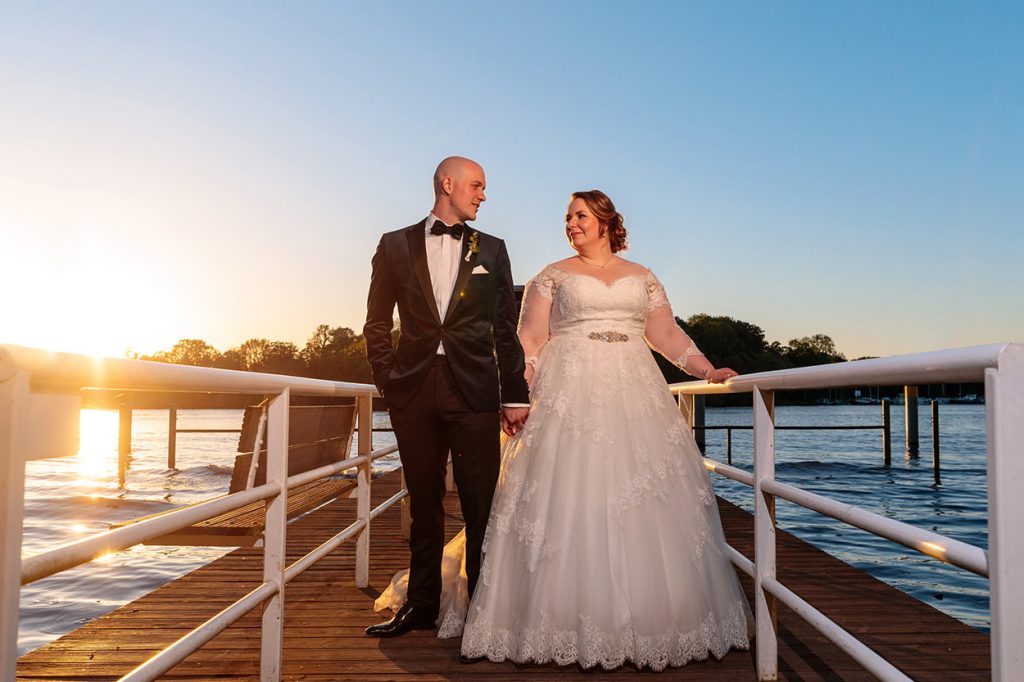 Brautpaarfotos beim Sonnenuntergang am Inselhotel Potsdam
