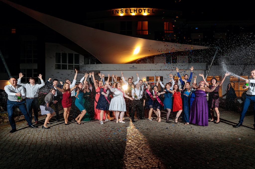 Sektfoto vor den Türen des Inselhotel Potsdam