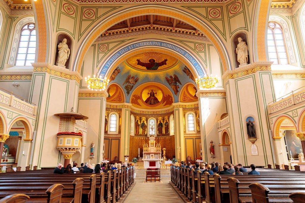 Im Herzen der Stadt Potsdam liegt die Peter und Paul Kirche. Sie bietet sich wunderbar an für kirchliche Trauungen