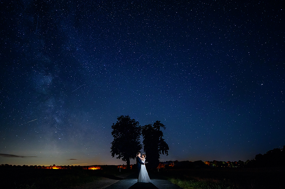 Hochzeitsfoto mit Brautpaar unter dem Sternenhimmel in der Nacht der Perseiden bei einer Hochzeitsreportage bis Mitternacht Hochzeitsfoto mit Brautpaar unter dem Sternenhimmel in der Nacht der Perseiden bei einer Hochzeitsreportage bis Mitternacht