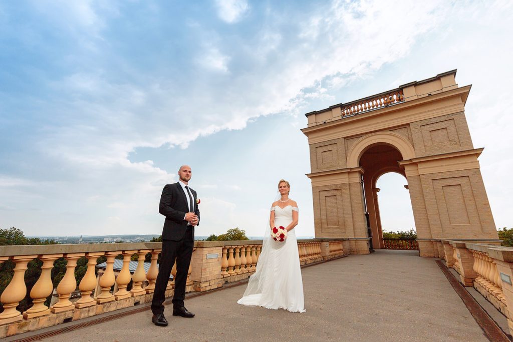 Hochzeitspaar auf der Brücke des Belvedere in Potsdam Hochzeitsfotos auf dem Belvedere Potsdam