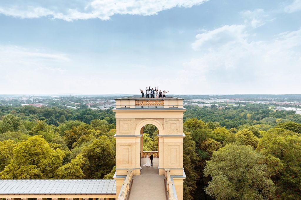 Brautpaar und Gäste auf dem Turm Einer der Türme auf dem Belvedere
