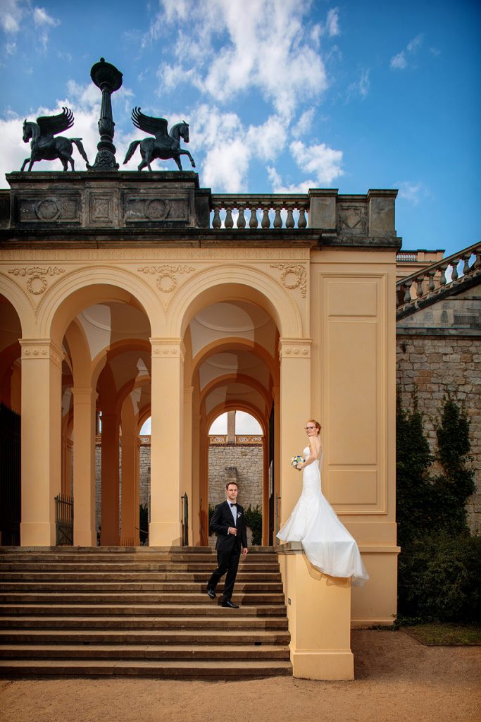 Brautpaar an Treppe Wundervolle Architektur für tolle Aufnahmen zur Hochzeit