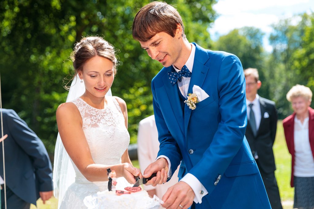 Das Brautpaar beim Anschnitt der Hochzeitstorte