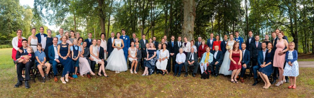 Das Panoramagruppenfoto am Abend sorgt für kurzweilige Hochzeitsunterhaltung