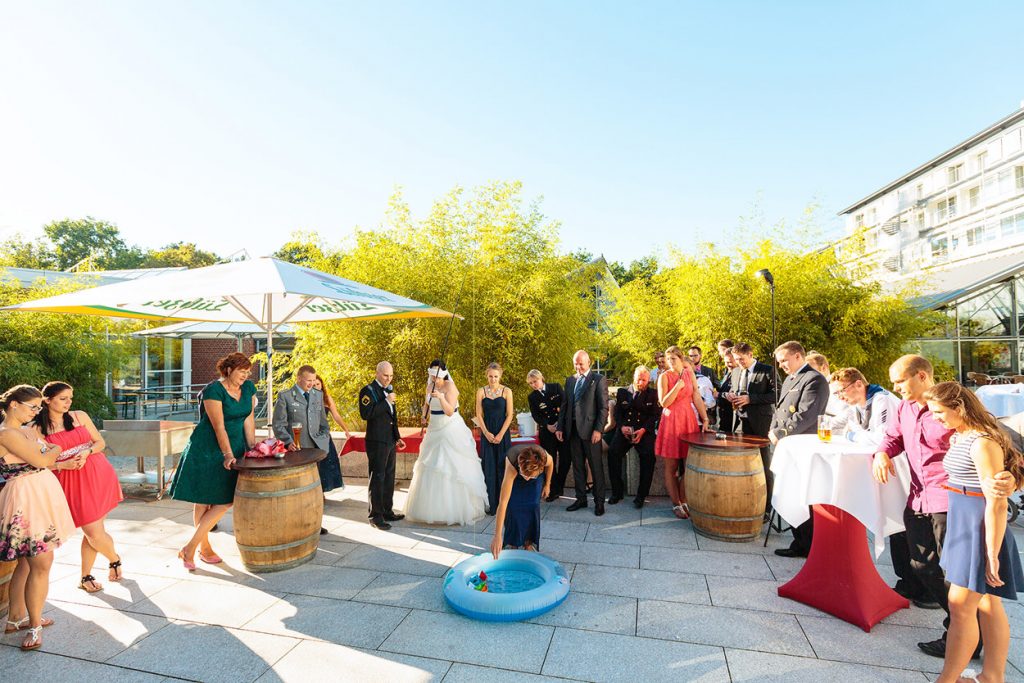 Schiffchen angeln bei der Hochzeitsfeier im Kongresshotel Potsdam