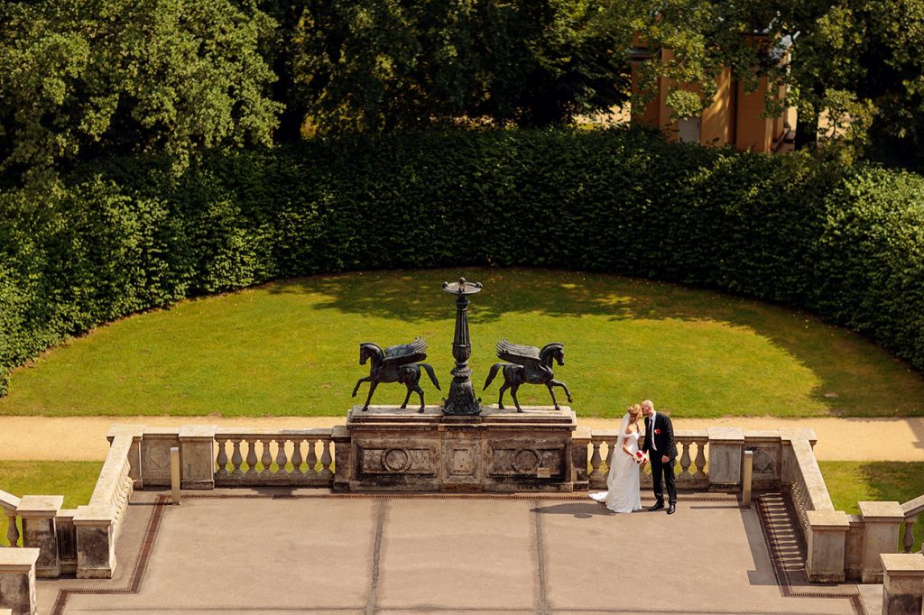 Hochzeitsfoto mit Brautpaar vor Pferdeskulptur Hochzeitsfotos auf dem Belvedere Potsdam