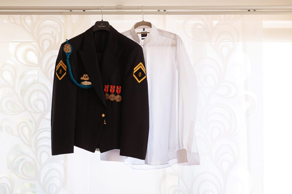 Marine Uniform des Bräutigams