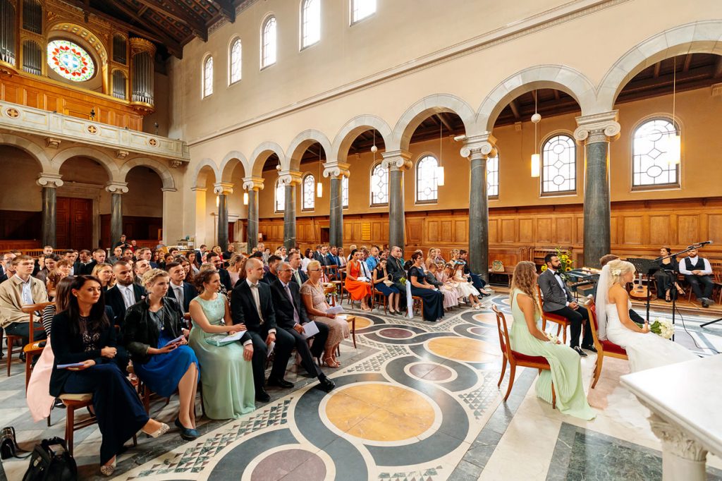 Momente während der Trauung in der Friedenskirche