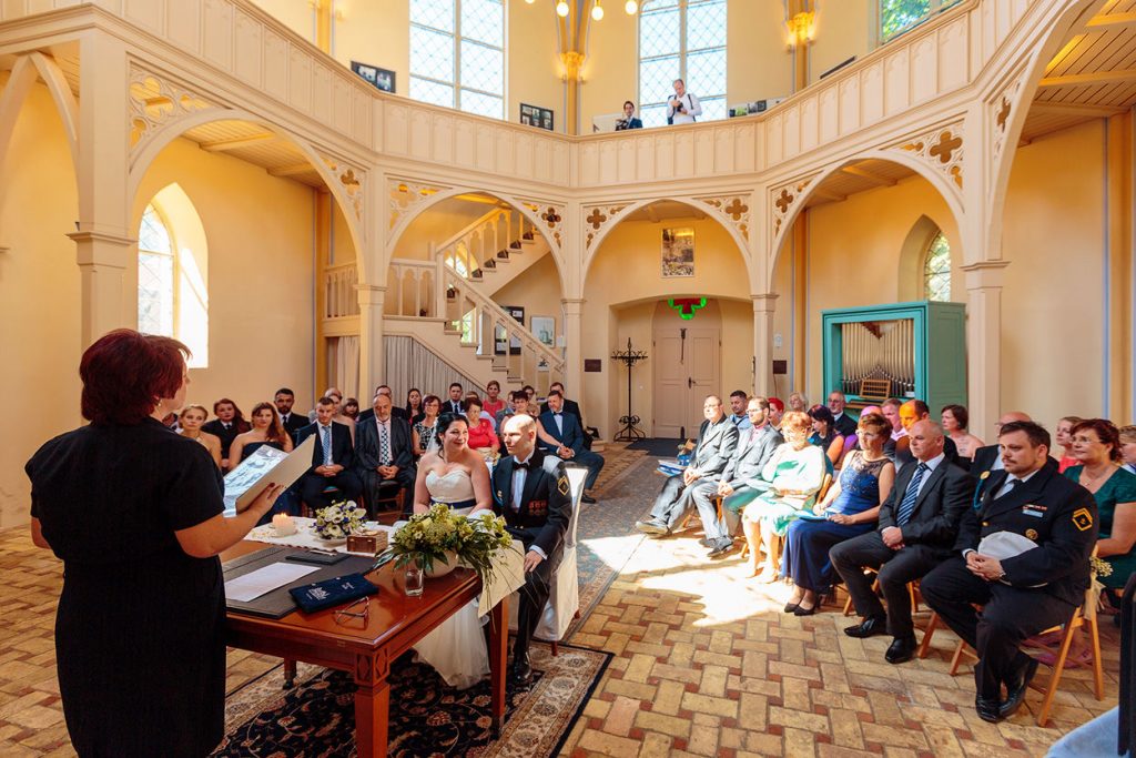 Momente der Trauung in der Kirche am Neuendorfer Anger