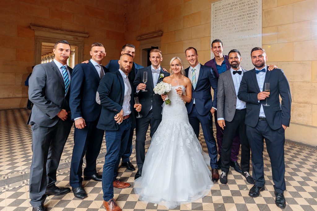 Erste Gäste- und Gruppenbilder nach der Trauung