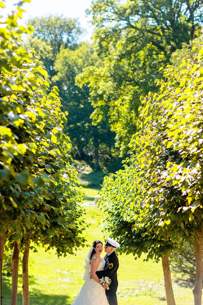 Schöne Momente zwischen dem Brautpaar am Schloss Babelsberg