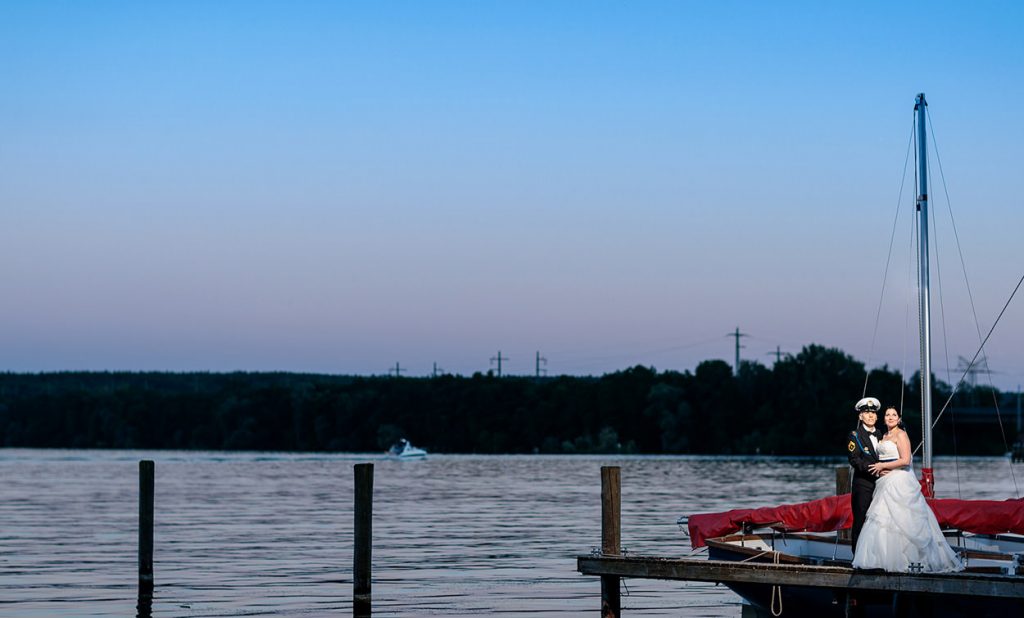 Hochzeitsfotos am Wasser beim Sonnenuntergang