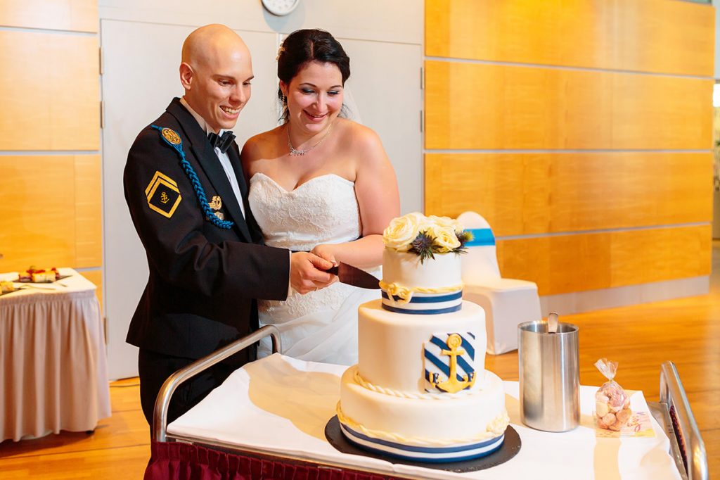 Anschnitt der Hochzeitstorte von der Krümelfee