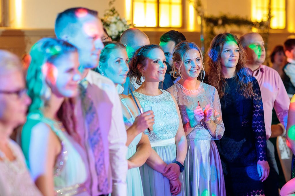 Gäste während des Hochzeitstanz des Brautpaares