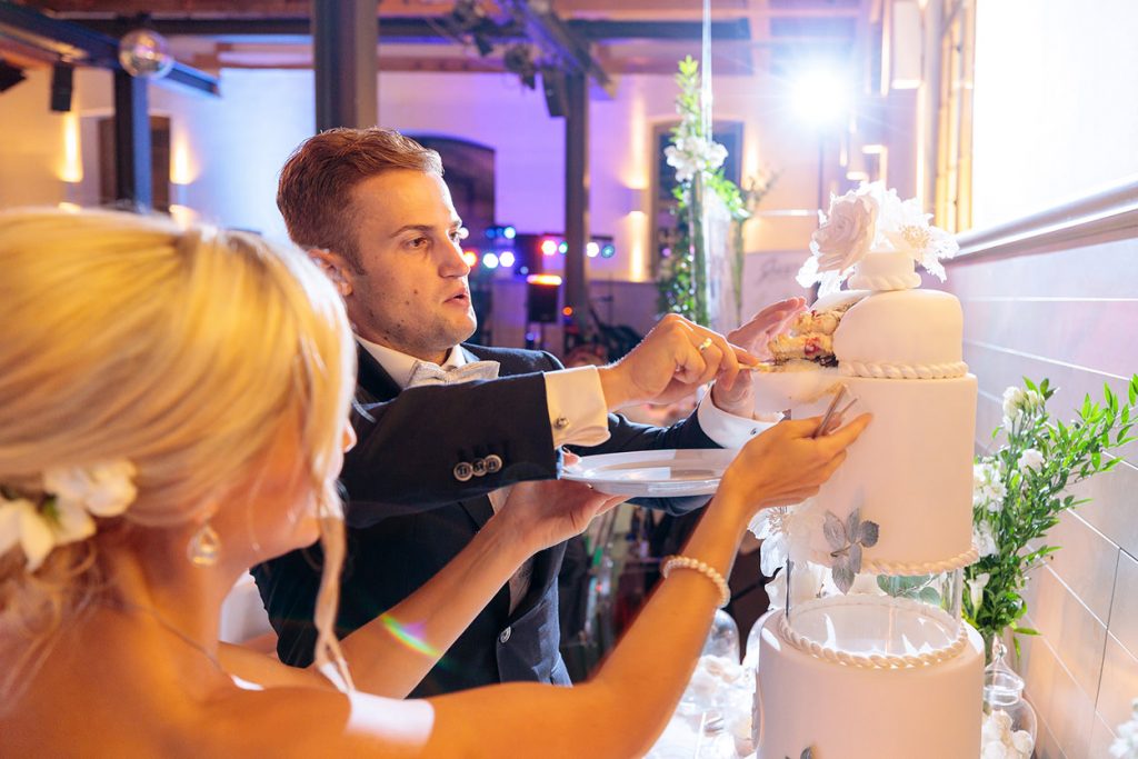Anschnitt der Hochzeitstorte