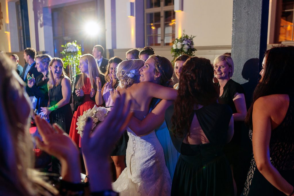 Brautstraußwurf am Abend bei der Hochzeitsfeier