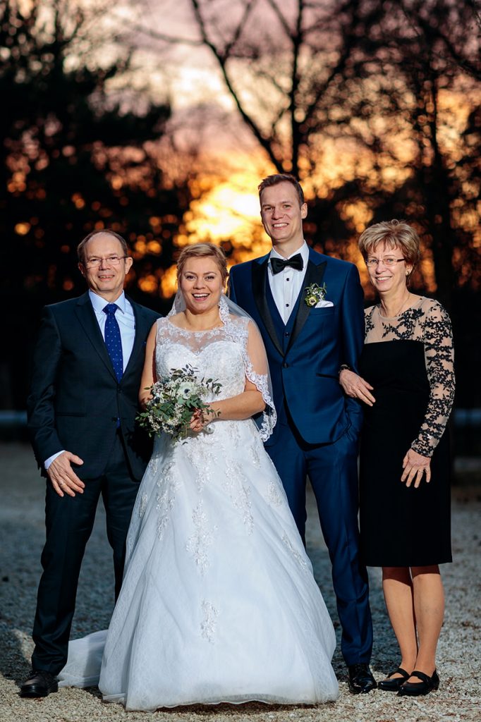 Das Brautpaar mit Familienmitgliedern bei einer Winterhochzeit in Potsdam
