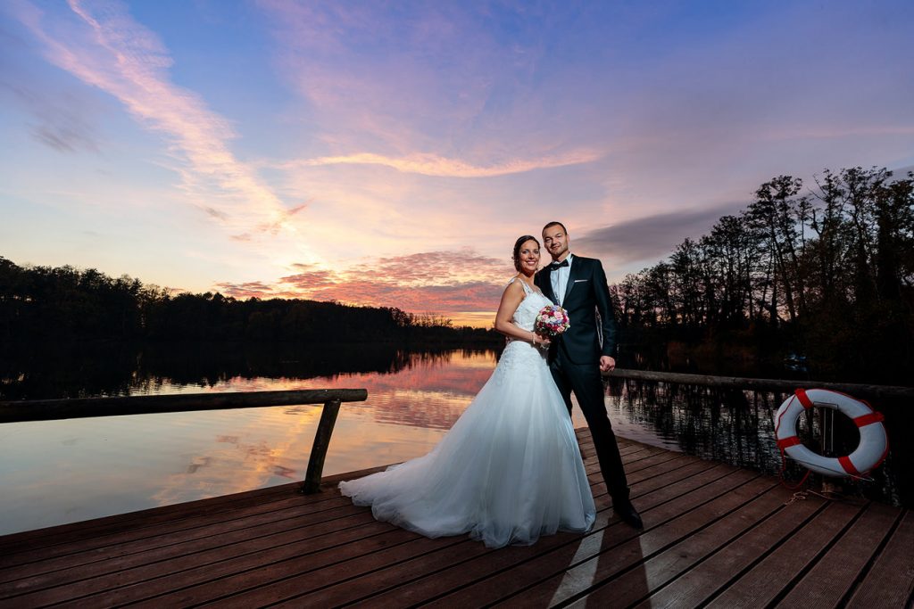 Hochzeitsfotos im Oktober im Sonnenuntergang