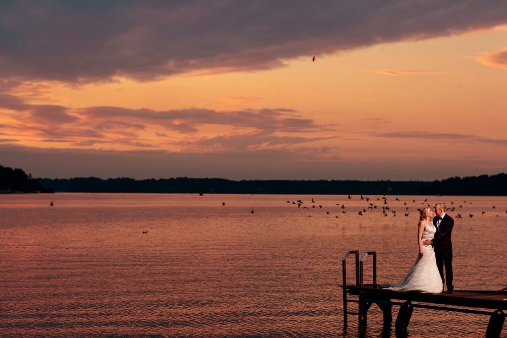 Hochzeitspaar im Sonnenuntergang über dem Wannsee Hochzeitspaar im Sonnenuntergang über dem Wannsee