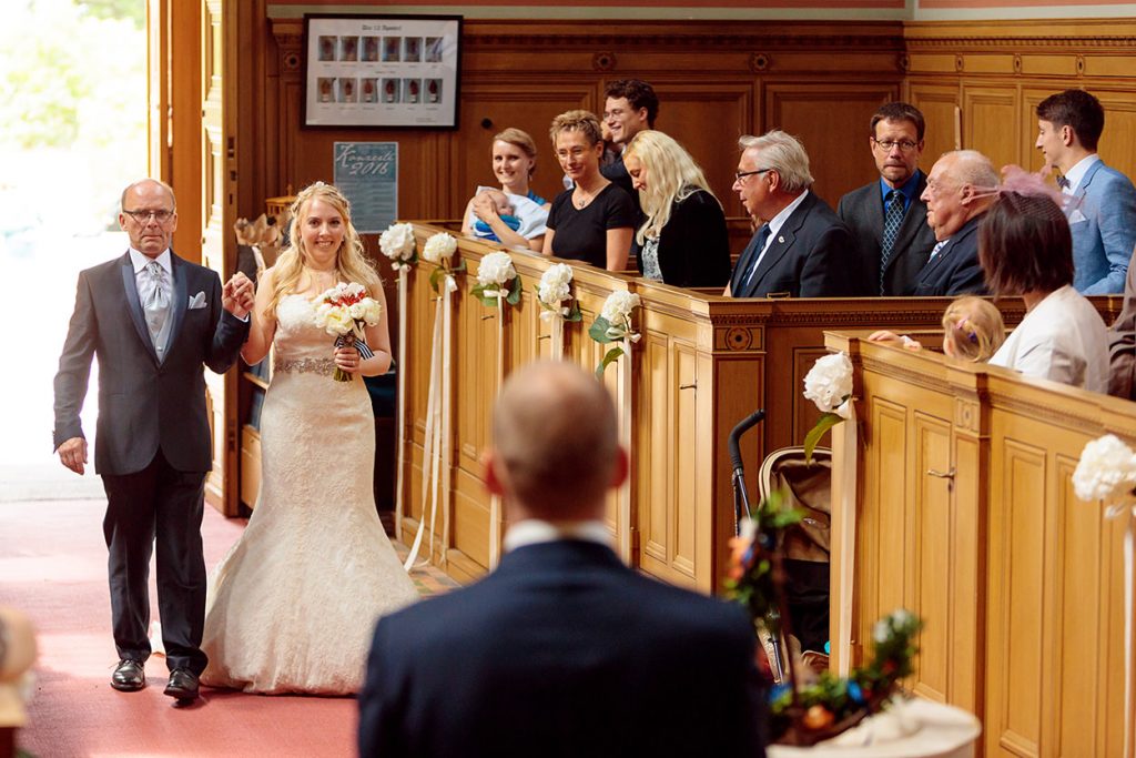 Zwei Hochzeitsfotografen bei der Trauung