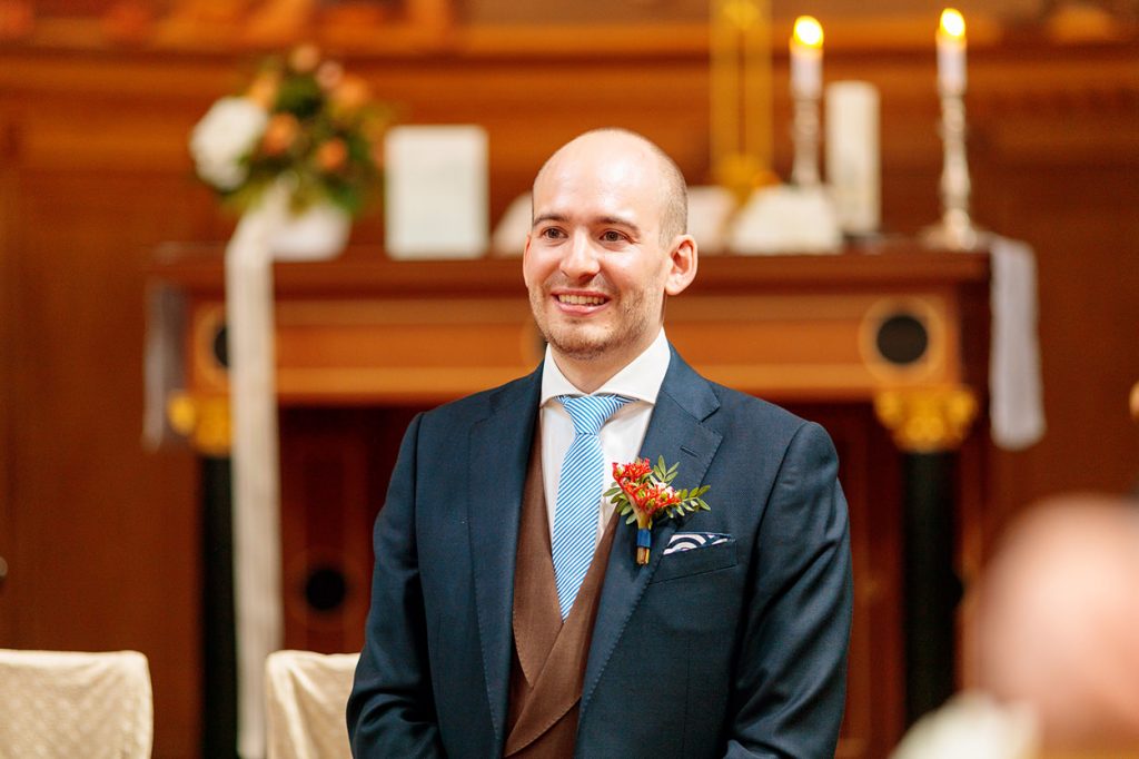 Zwei Hochzeitsfotografen bei der Trauung