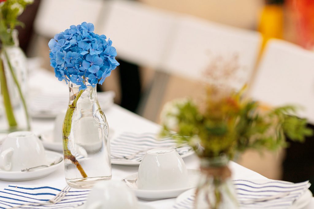 Gedeckter Tisch mit Blumendekoration in Berlin