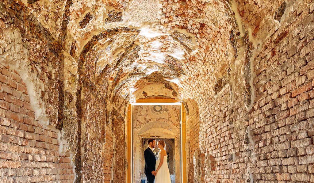 Hochzeitsfotos in der Muschelgrotte im Neuen Garten Potsdam