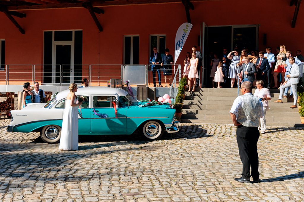 Ankunft des Brautpaares am BlauArt Tagungshaus in Potsdam