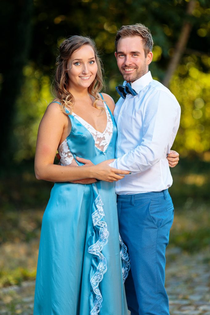 Fotos der Hochzeitsgäste vor dem BlauArt Tagungshaus