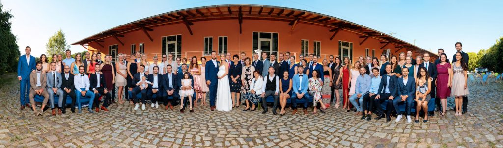 der beste Zeitpunkt für das Gruppenbild auf der Hochzeit liegt kurz vor dem Abendessen, wenn alle Gäste einen entspannten Nachmittag genießen konnten