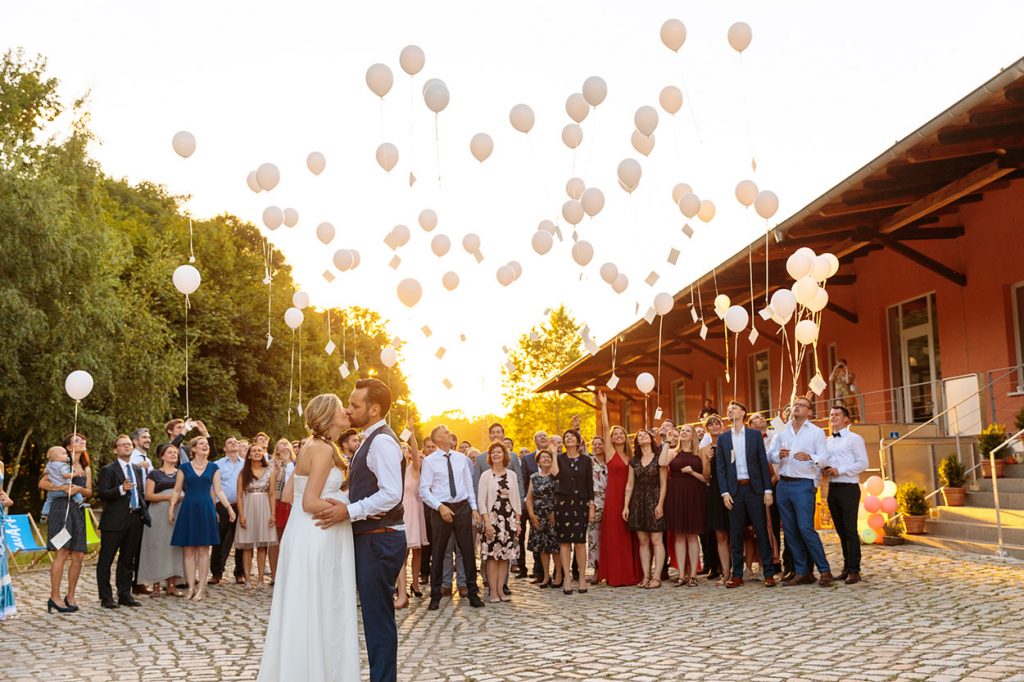 Luftballons steigen bei einer Hochzeitsfeier im BlauArt Tagungshaus