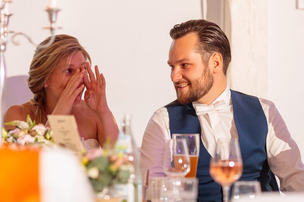 Eine emotionale Braut während der Hochzeitsfeier im BlauArt Tagungshaus
