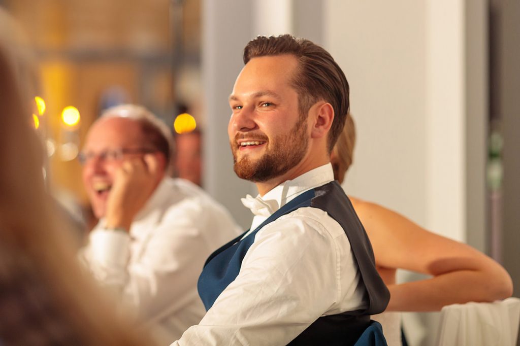 Der Bräutigam während der Hochzeitsfeier im BlauArt Tagungshaus