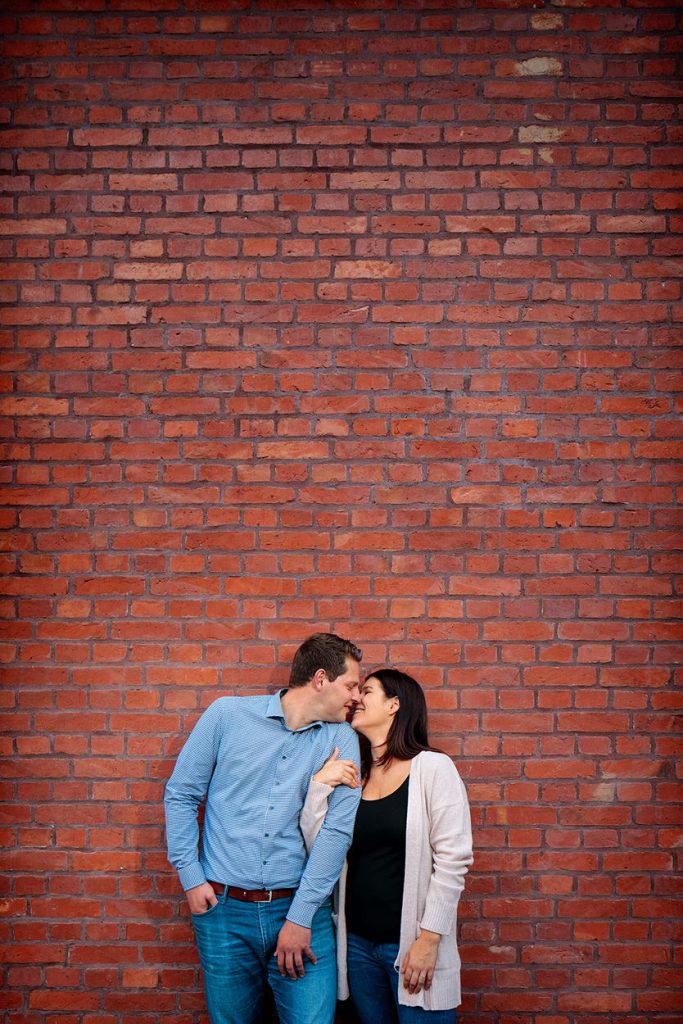 Ein frisch verlobtes Paar bei einer Engagement Session an der Schiffbauergasse