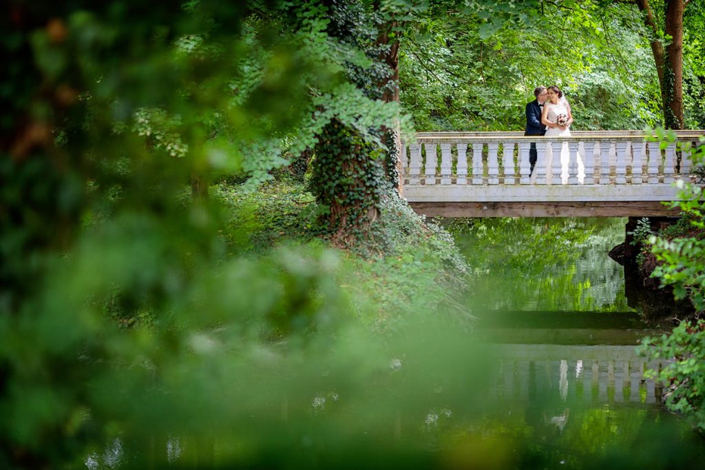 Brautpaar im Park vom Schloss Blankensee nach einem Regenschauer