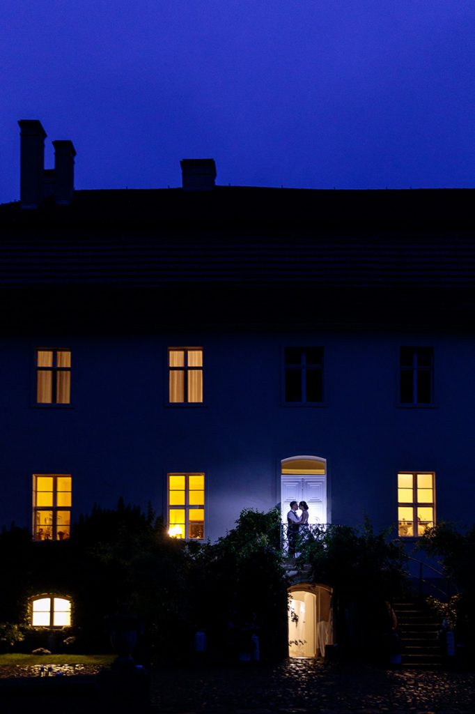 Auch bei Regen lassen sich traumhafte Hochzeitsfotos schießen. So wie hier auf Schloss Blankensee in Brandenburg