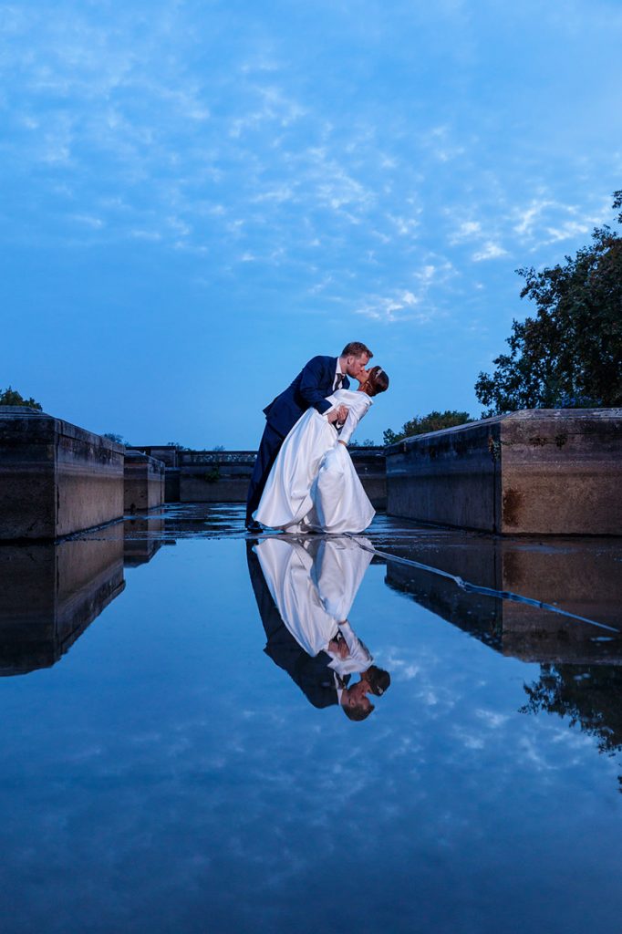 Hochzeitsfotos nach einem Regenschauer zur Blauen Stunde an der Orangerie im Park Sanssouci Potsdam
