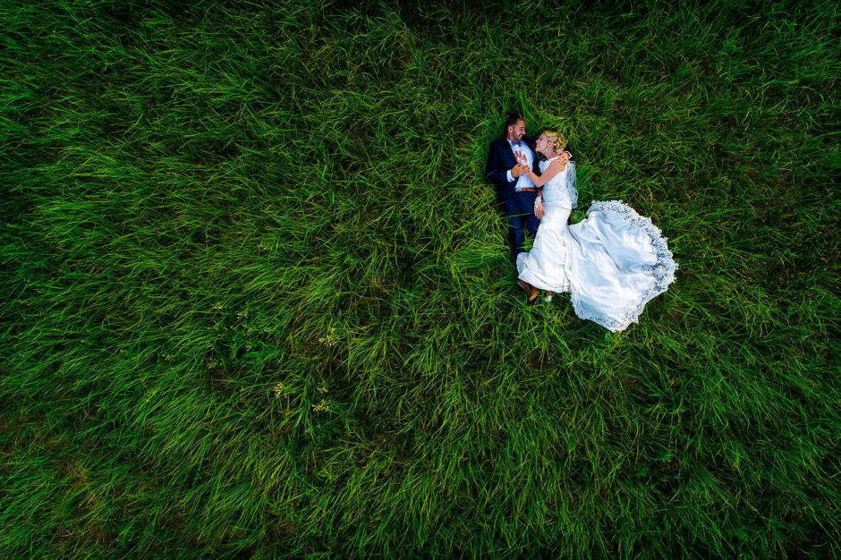Drohnenfoto Brautpaar hohes Gras Neschwitz Sachsen
