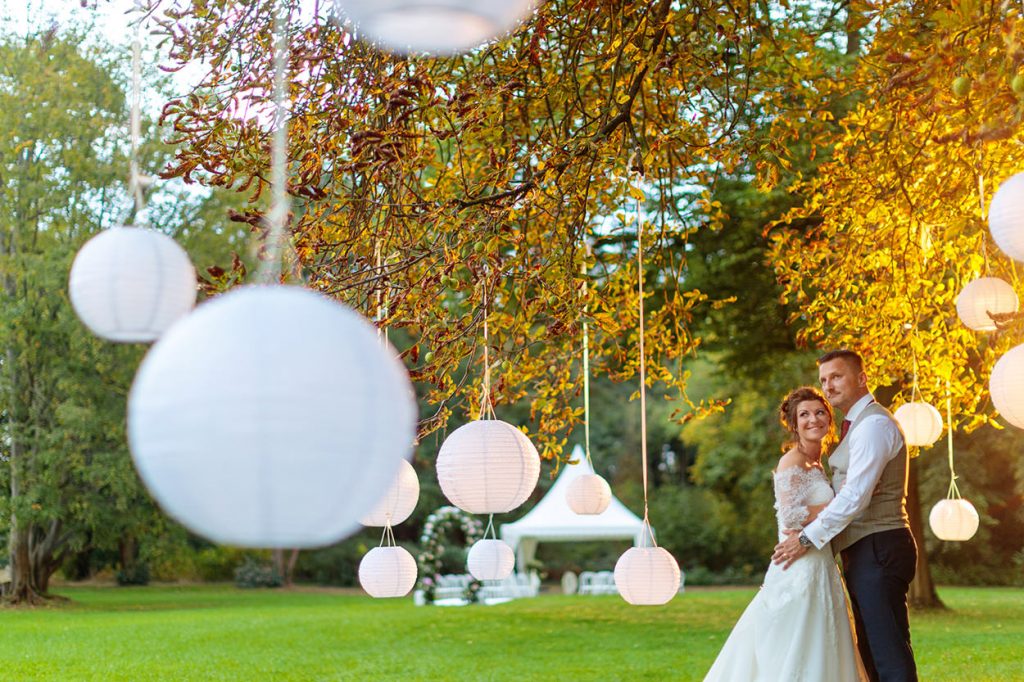 Paarfotos zum Sonnenuntergang bei Hochzeit auf Schloss Kartzow bei Potsdam