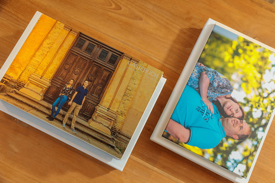 Gästebuch mit Fotos des Verlobungsshootings von Reinhardt & Sommer