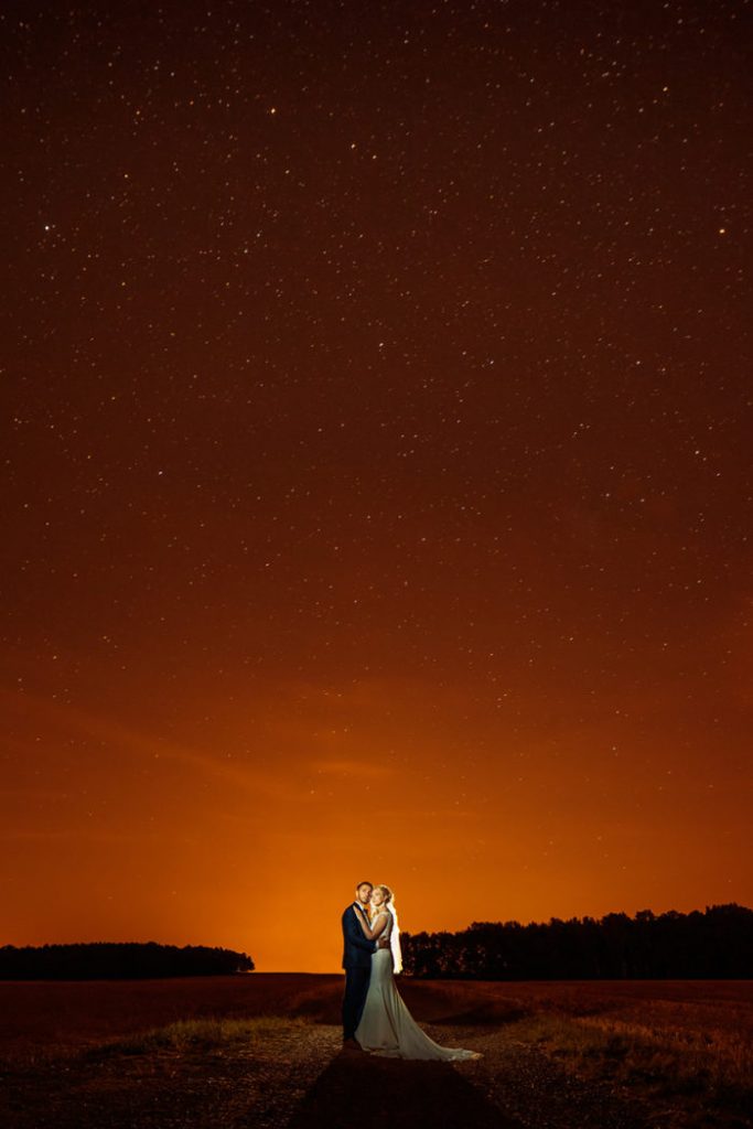 Am Abend geht es nochmal nach draußen für Hochzeitsfotos unter dem Sternenhimmel