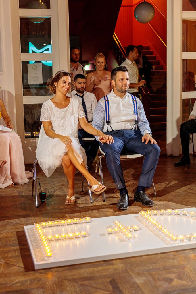 Das Brautpaar am Abend in einem neuen Outfit während der Feier in der Villa Blumenfisch