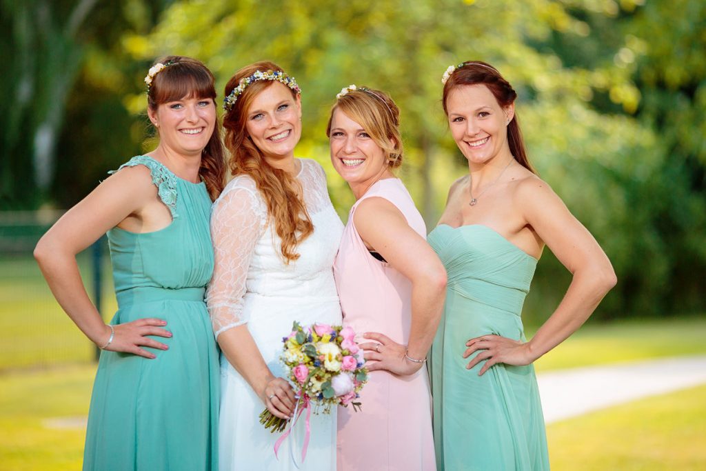 Eine Bohemian inspiriert Braut mit ihrer Trauzeugin und ihren Brautjungfern