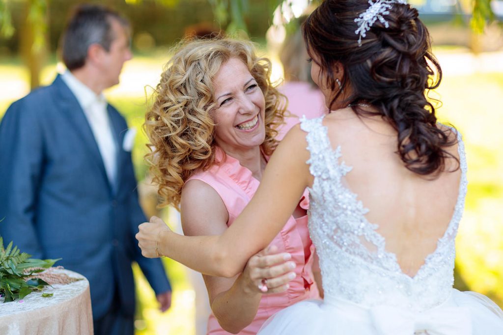 Gratulation während einer Sommerhochzeit auf dem Landgut Stober