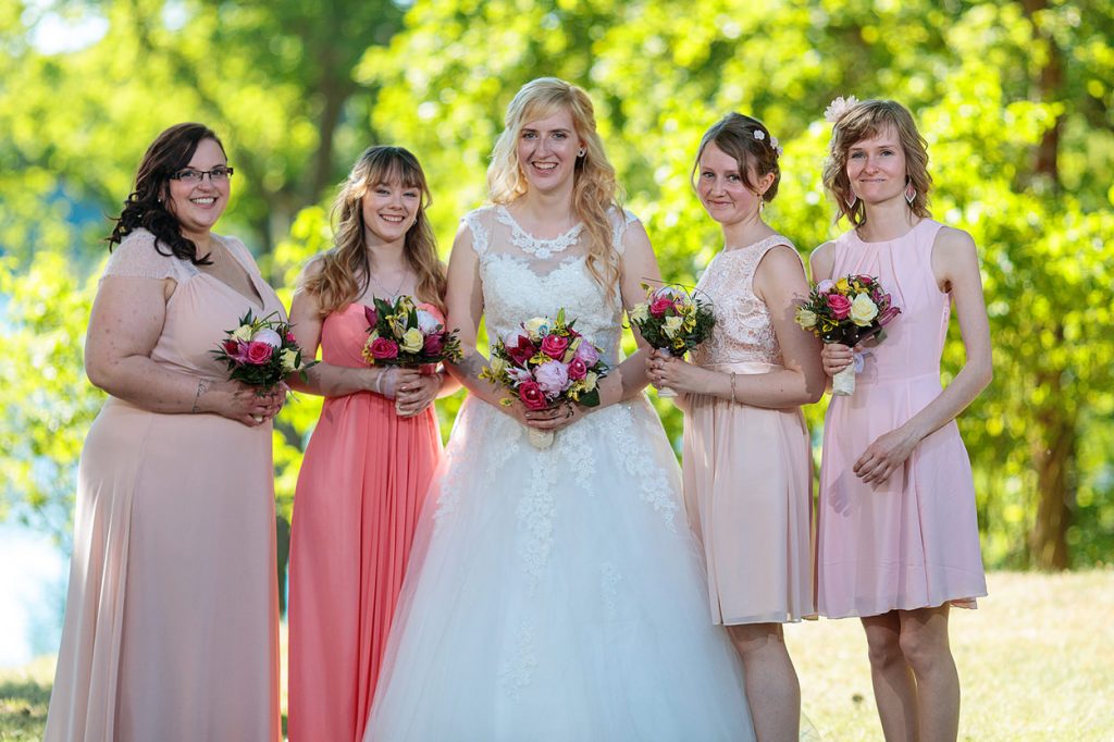 Die Braut mit ihren Brautjungfern in roséfarbenen Outfits