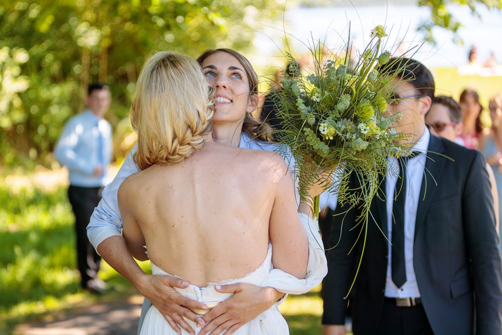 Gratulation während einer Sommerhochzeit