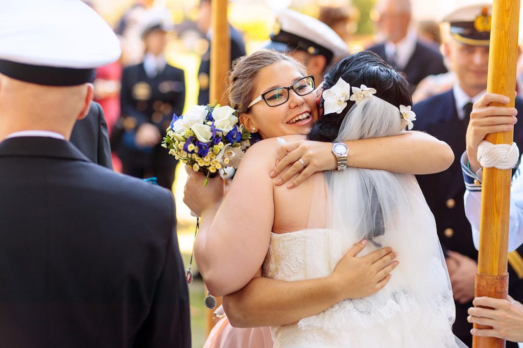 Gratulation während einer Sommerhochzeit