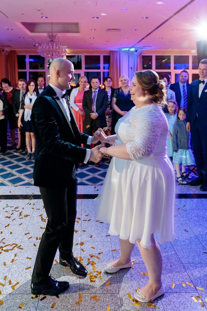Das Brautpaar am Abend bei der Hochzeitsfeier im Inselhotel Potsdam