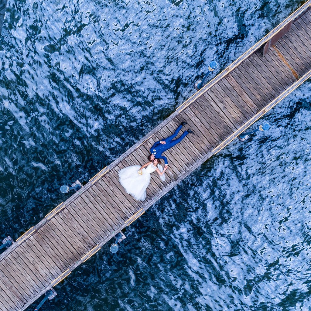Brautpaar bei Hochzeit in Neuruppin auf einem Steg am Wasser